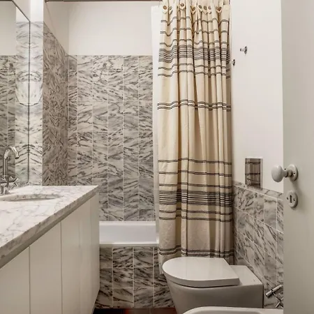 In Shared Apartment, Santo Antonio Church In בית אירוח *