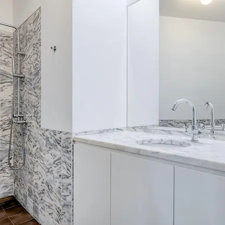In Shared Apartment, Santo Antonio Church In * ליסבון