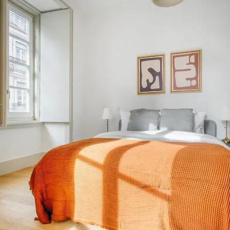 In Modern And Pleasant Shared Apartment, Santo Antonio Church In Lisboa