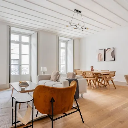 In Modern And Pleasant Shared Apartment, Santo Antonio Church In Lisboa