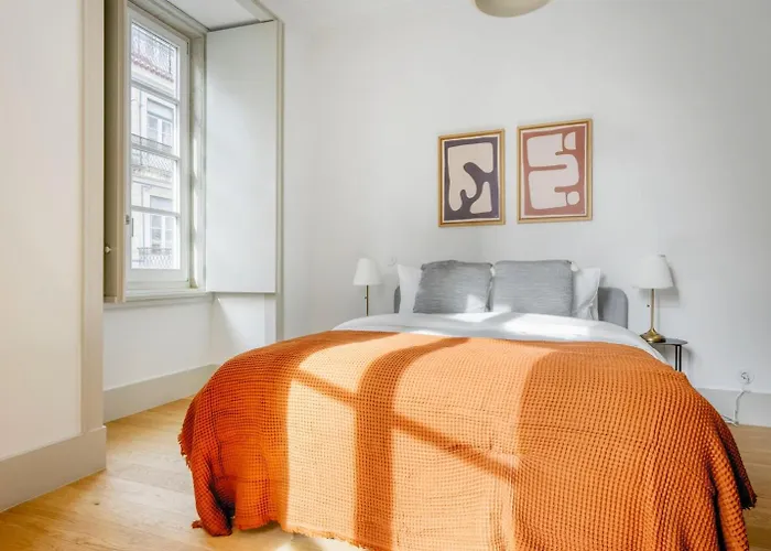 In Shared Apartment, Santo Antonio Church In ליסבון